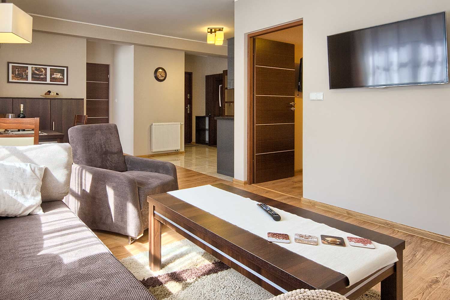 salon z rozkładaną kanapą i tv w apartamencie Dubaj w Zakopanem